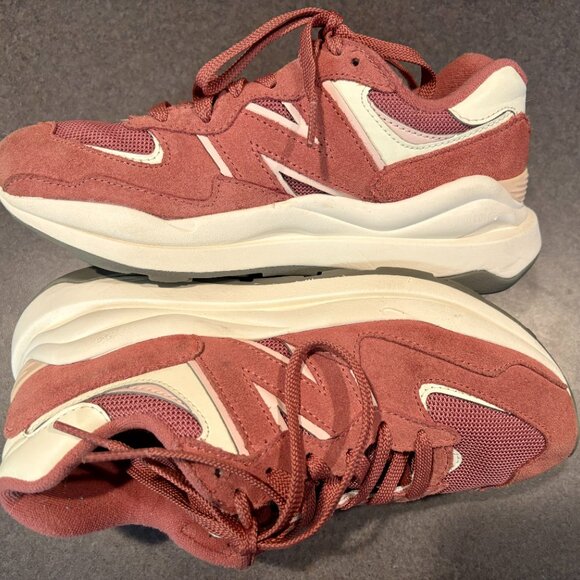 New Balance 57/40 Women’s 7 Suede OYSTER PINK Lace Up Lifestyle Sneakers Casual - Picture 2 of 7